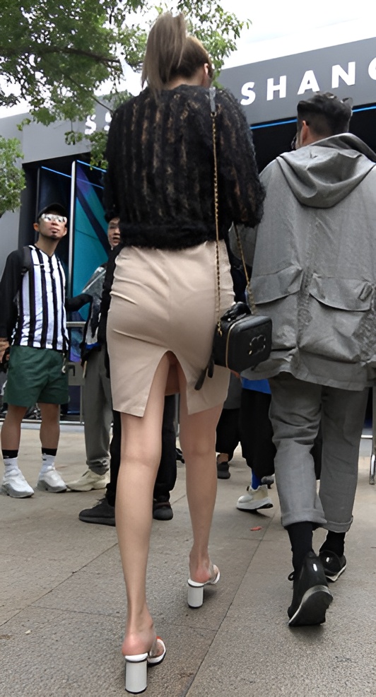 包臀开叉裙小姐姐[1.13G/MP4]