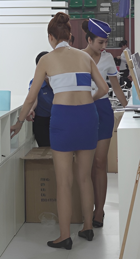 蓝色包臀裙美女[243M/MP4]