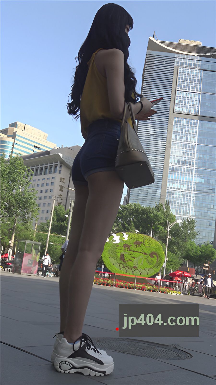 长腿高腰热裤小姐姐[2.76G/MP4]