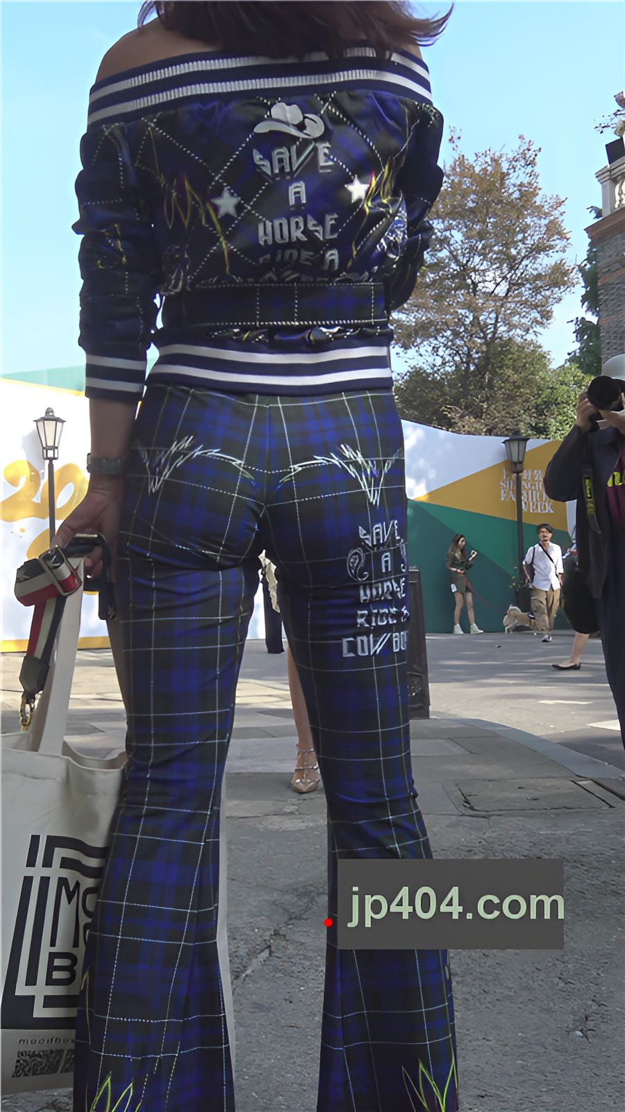 紧身气质喇叭裤[3.74G/MP4]