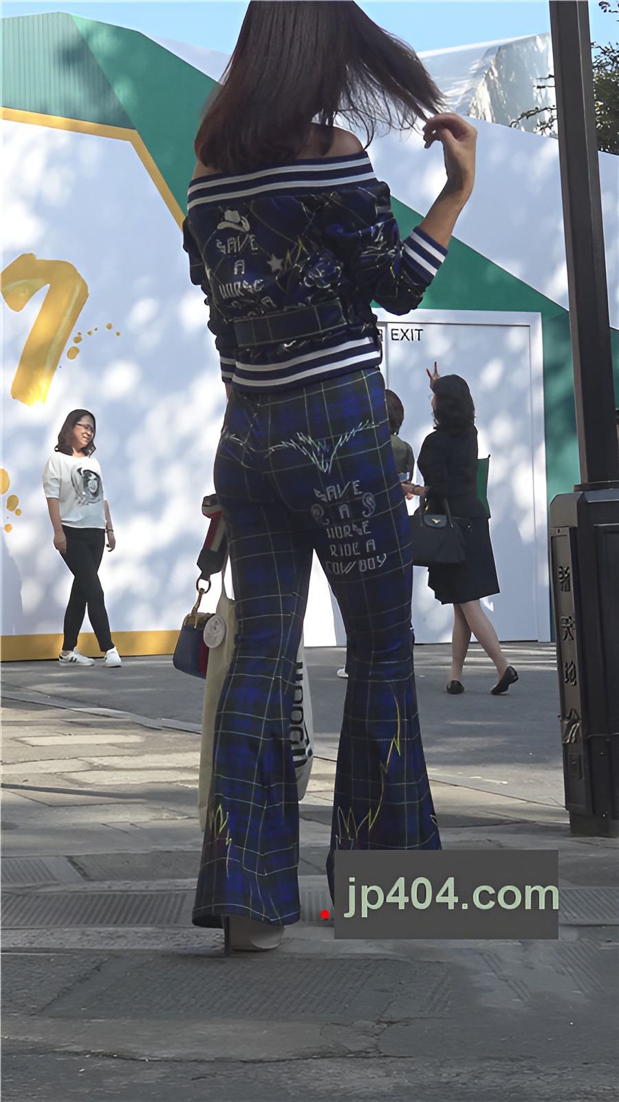 紧身气质喇叭裤[3.74G/MP4]