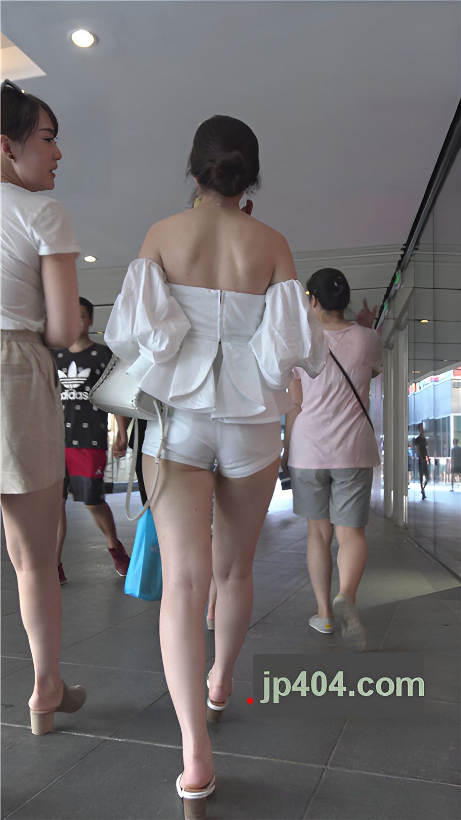 街拍白色热裤小月牙美女[1.31G/MP4]