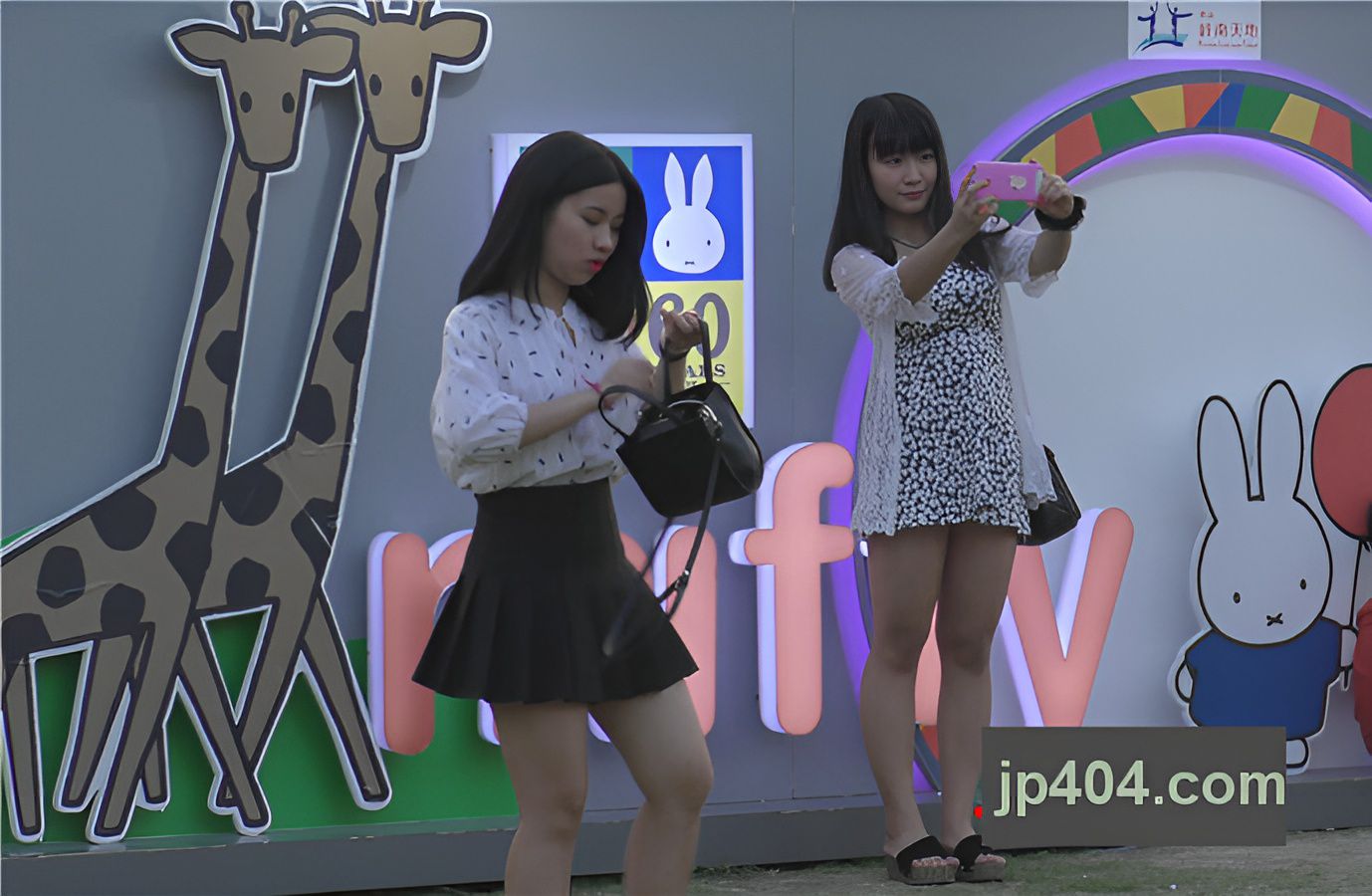 漂亮的花裙美女[2.17G/MP4]