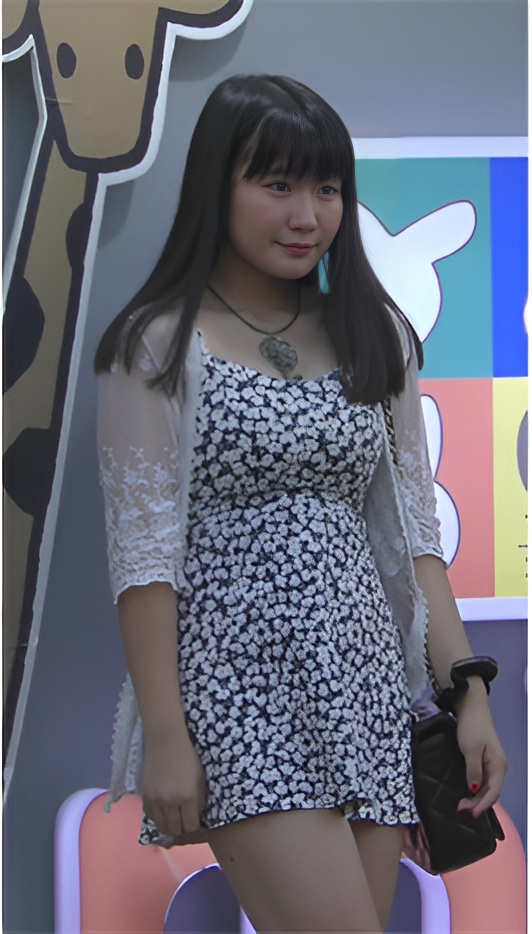 漂亮的花裙美女[2.17G/MP4]