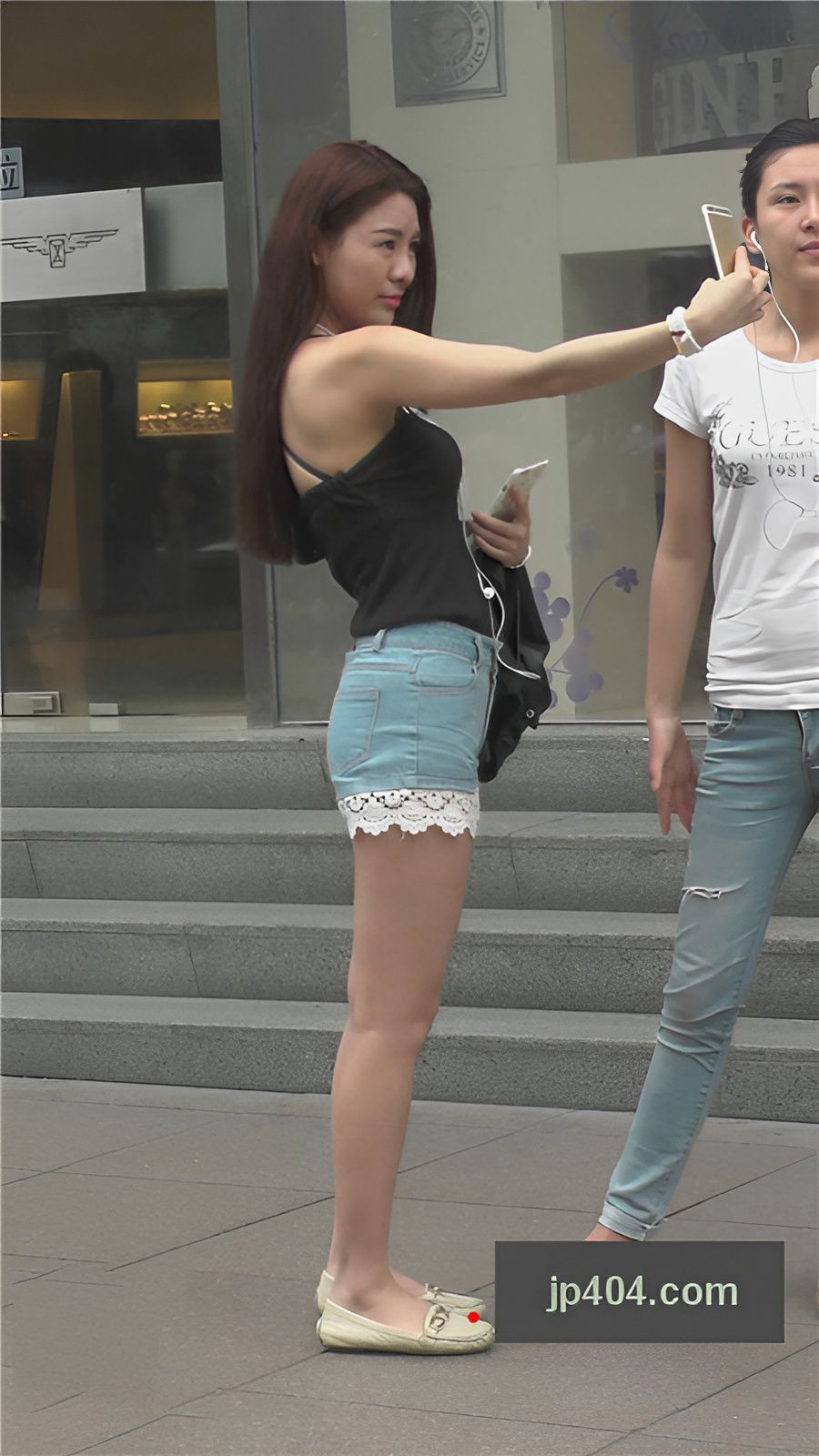 牛仔热裤花边美女[2.33G/MP4]