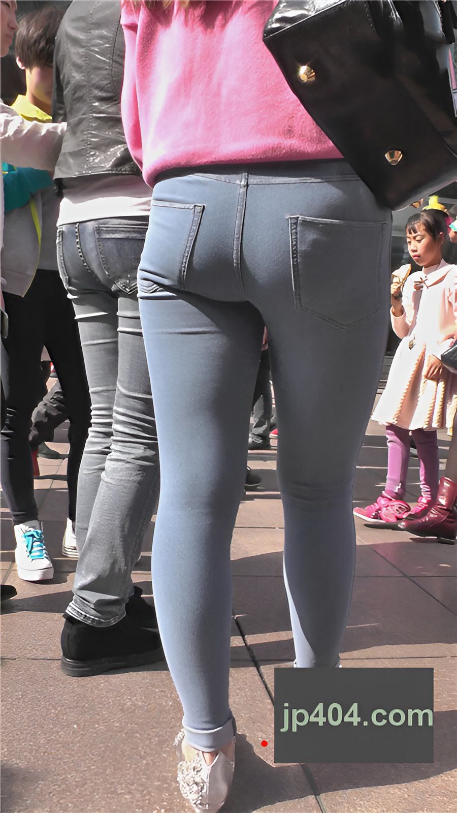 一直在拍照的牛仔小姐姐[2.57G/MP4]