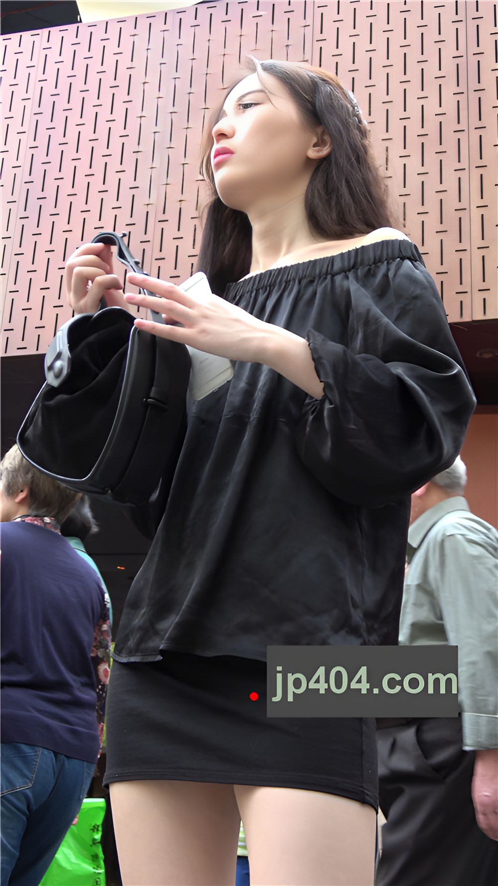 黑色包屯裙妹子[704M/MP4]