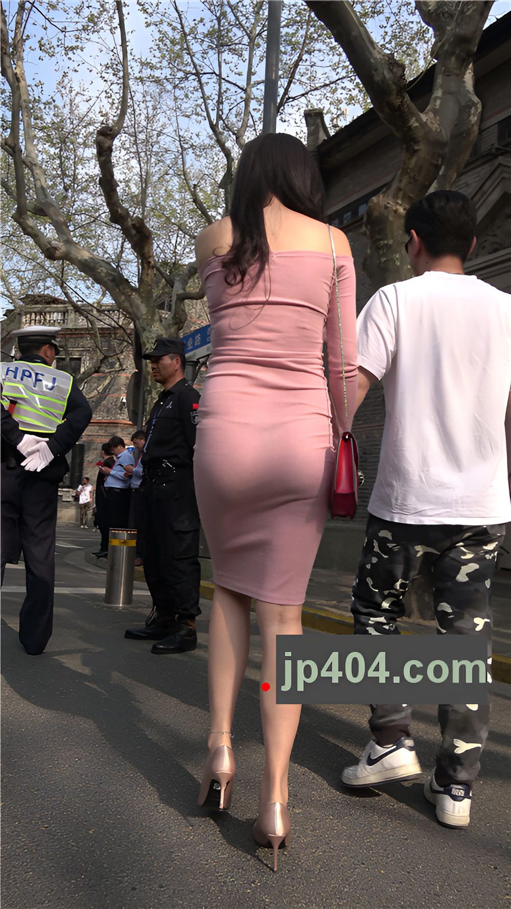 连体包臀丰腴美女[679M/MP4]