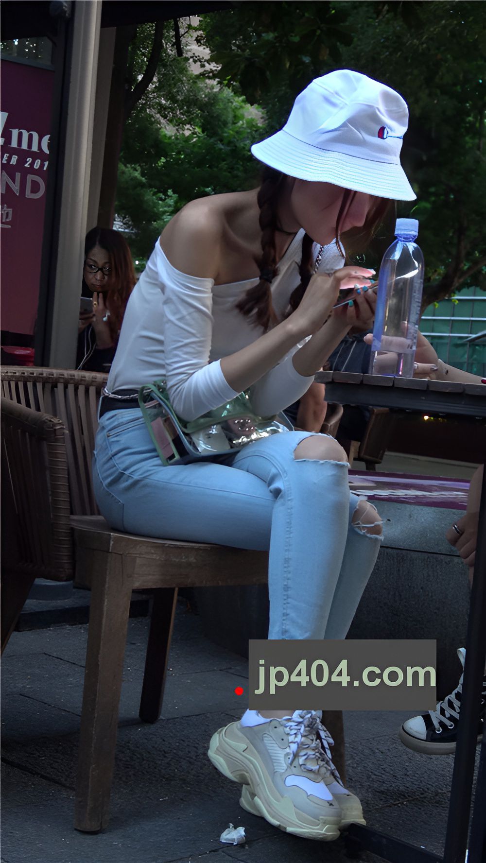 长腿牛仔双马尾小美女 [587M/MP4]