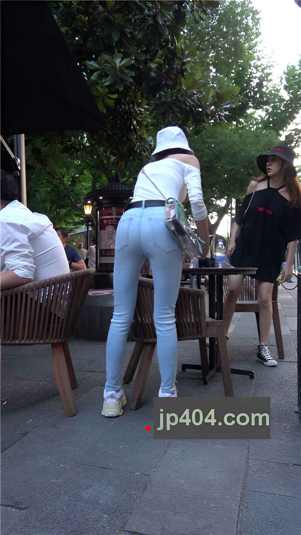 长腿牛仔双马尾小美女 [587M/MP4]