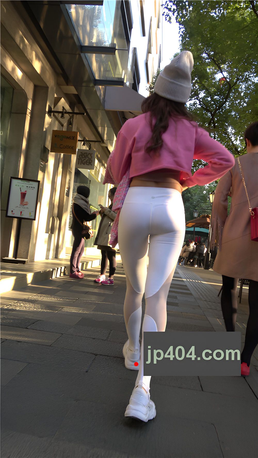 漂亮的极品白裤紧身小姐姐《三》 [2.28G/MP4]