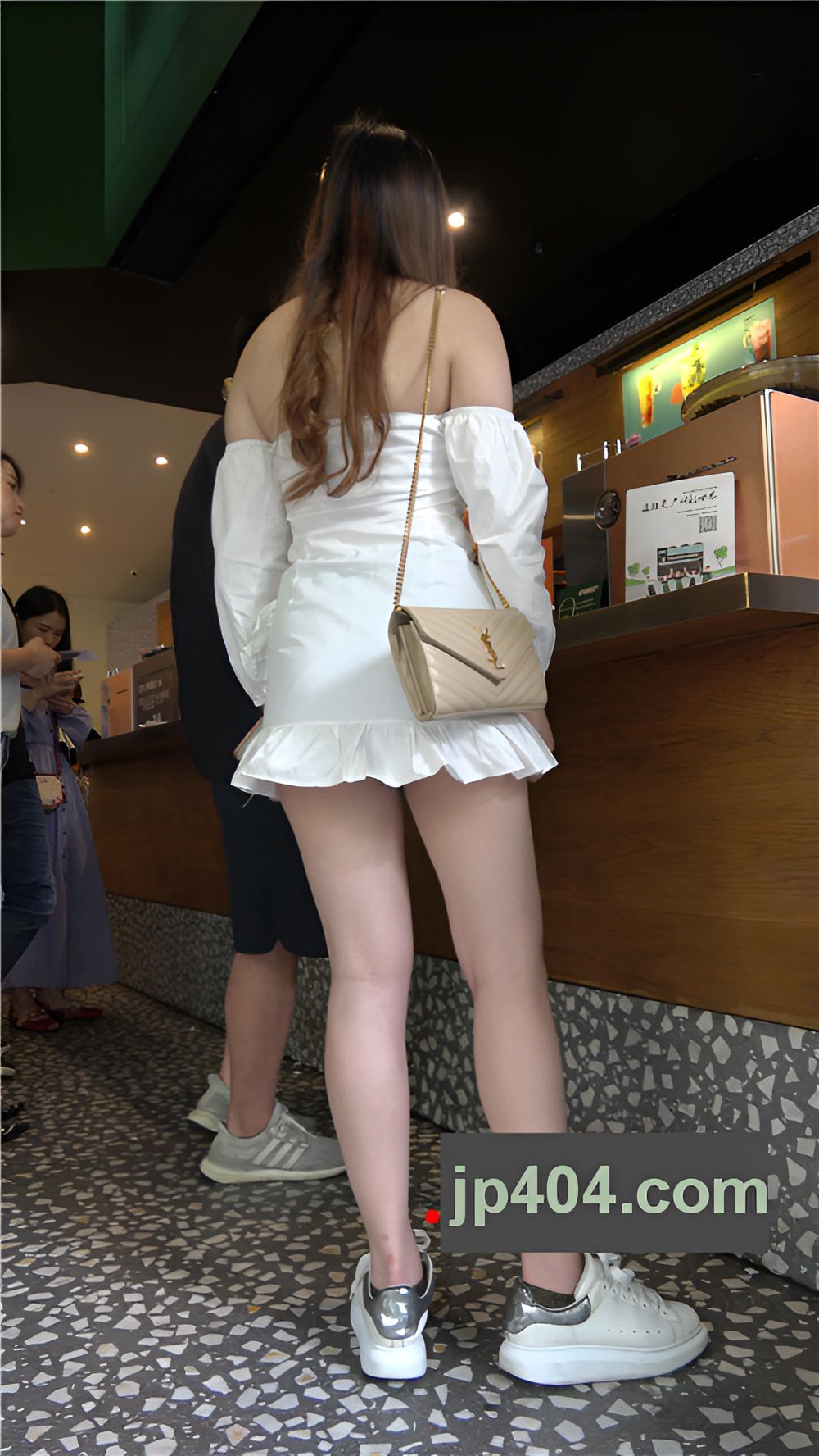 漂亮的白嫩丰满美腿小姐姐[2.57G/MP4]