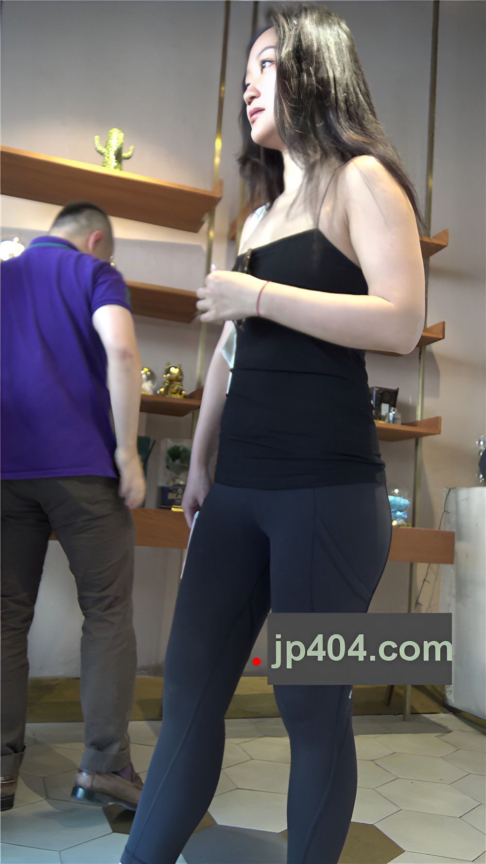 丰腴的黑色紧身裤小姐姐《二》[1.23G/MP4]