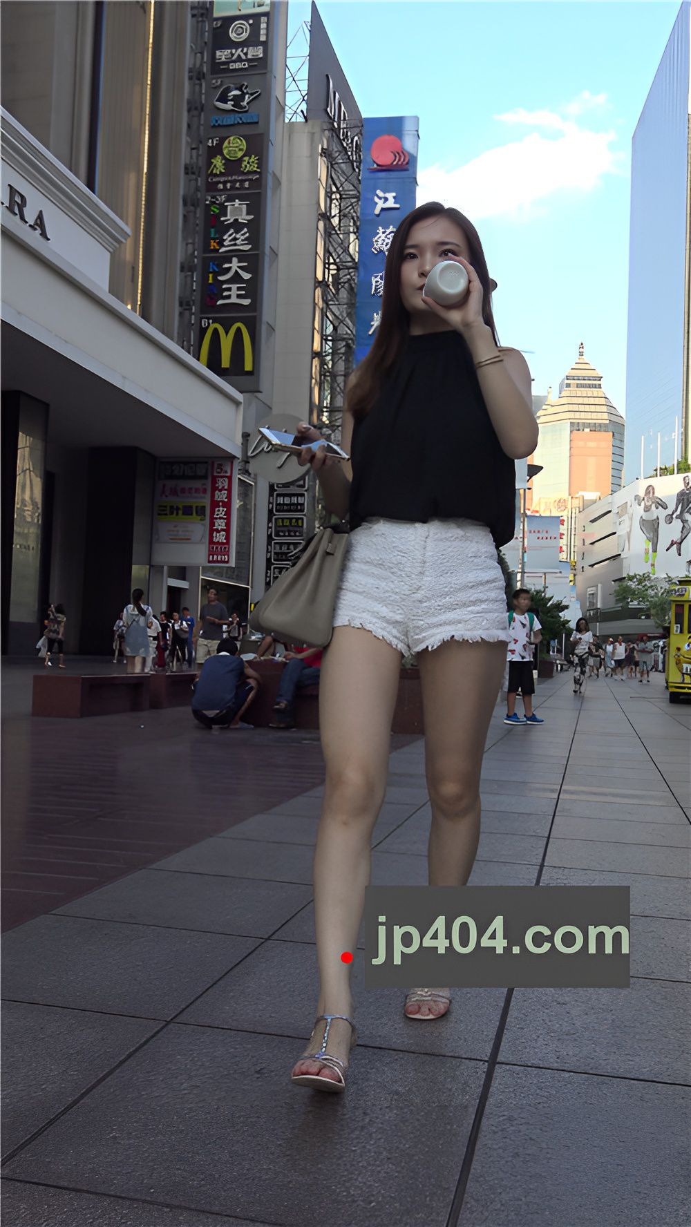 白色短裤小姐姐[1.32G/MP4]