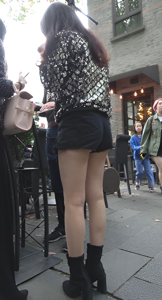 漂亮的红唇美女[1.39G/MP4]