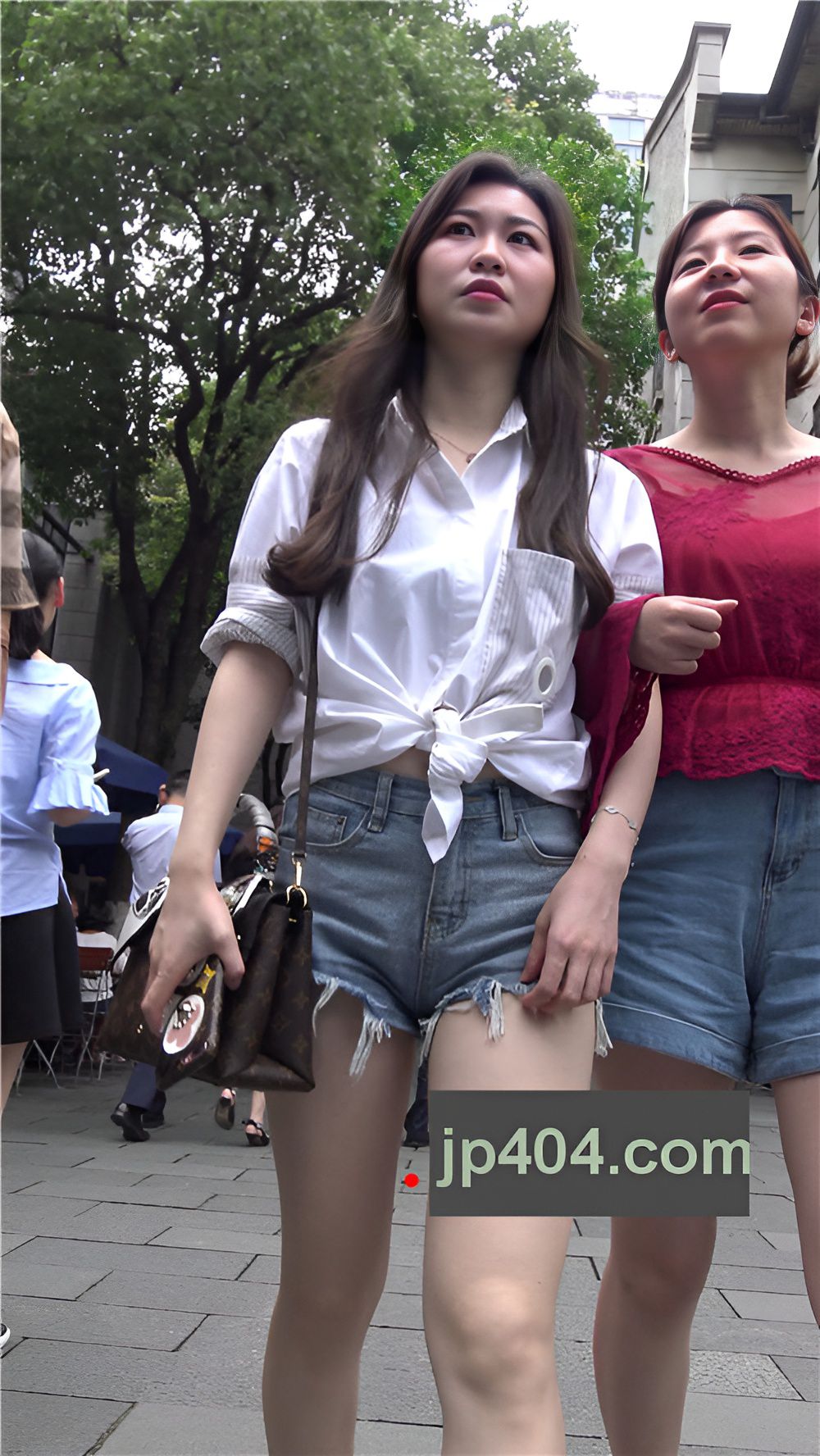 街拍牛仔短裤美女[1.26G/MP4]