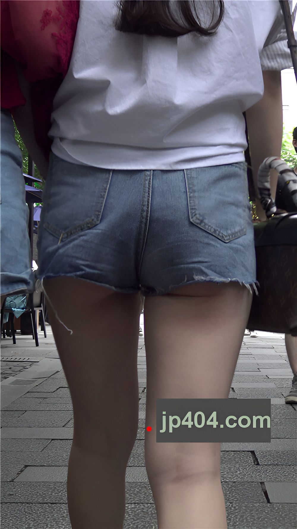 街拍牛仔短裤美女[1.26G/MP4]