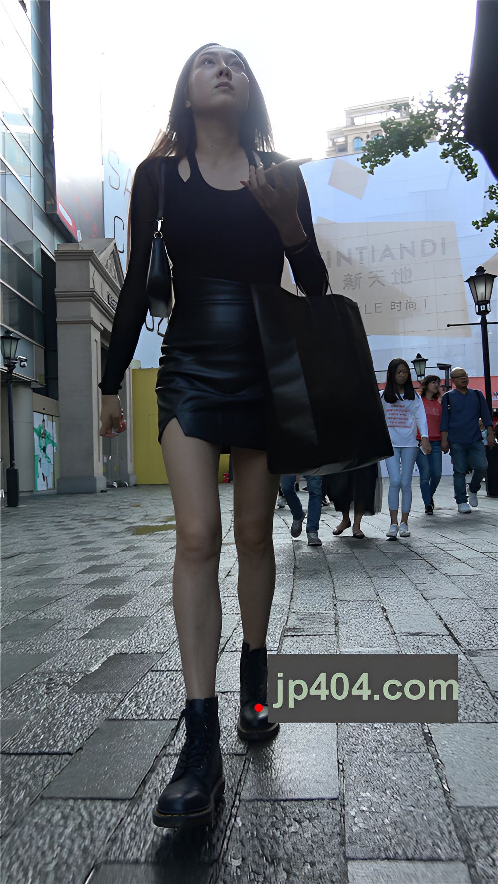 白嫩美腿皮裙美女[2.24G/MP4]