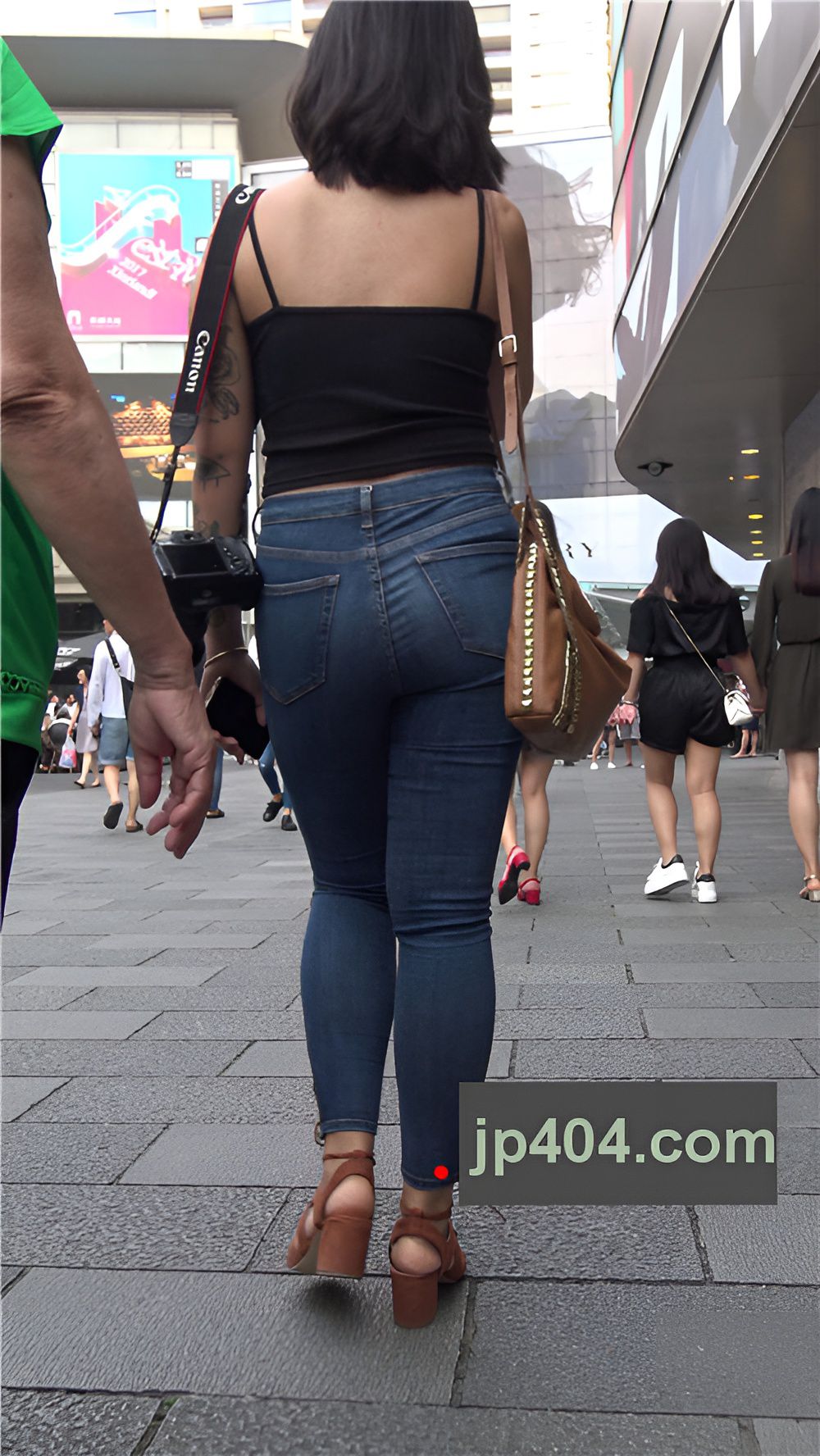 丰腴的紧身牛仔裤妹子[1.3G/MP4]