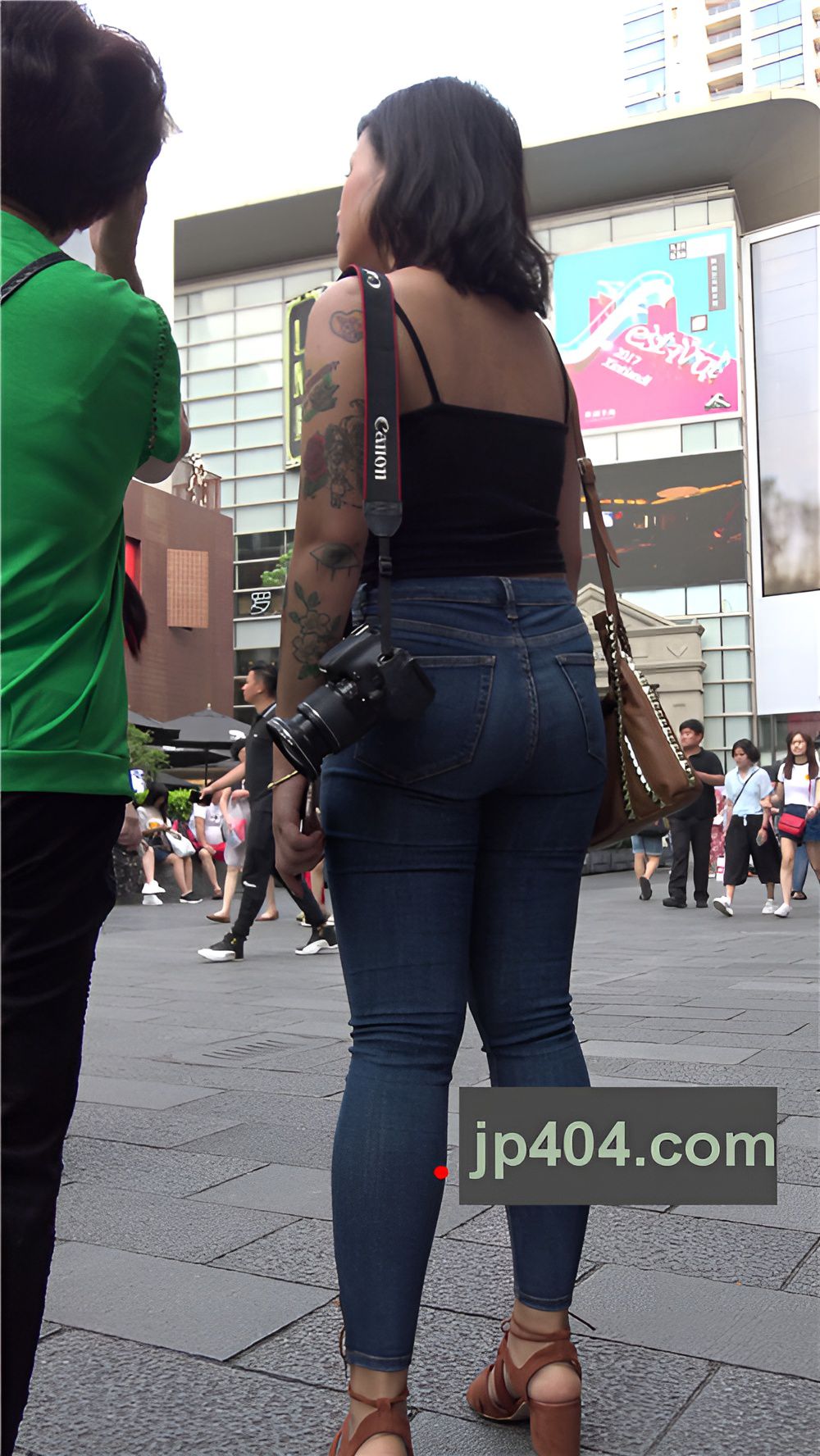 丰腴的紧身牛仔裤妹子[1.3G/MP4]