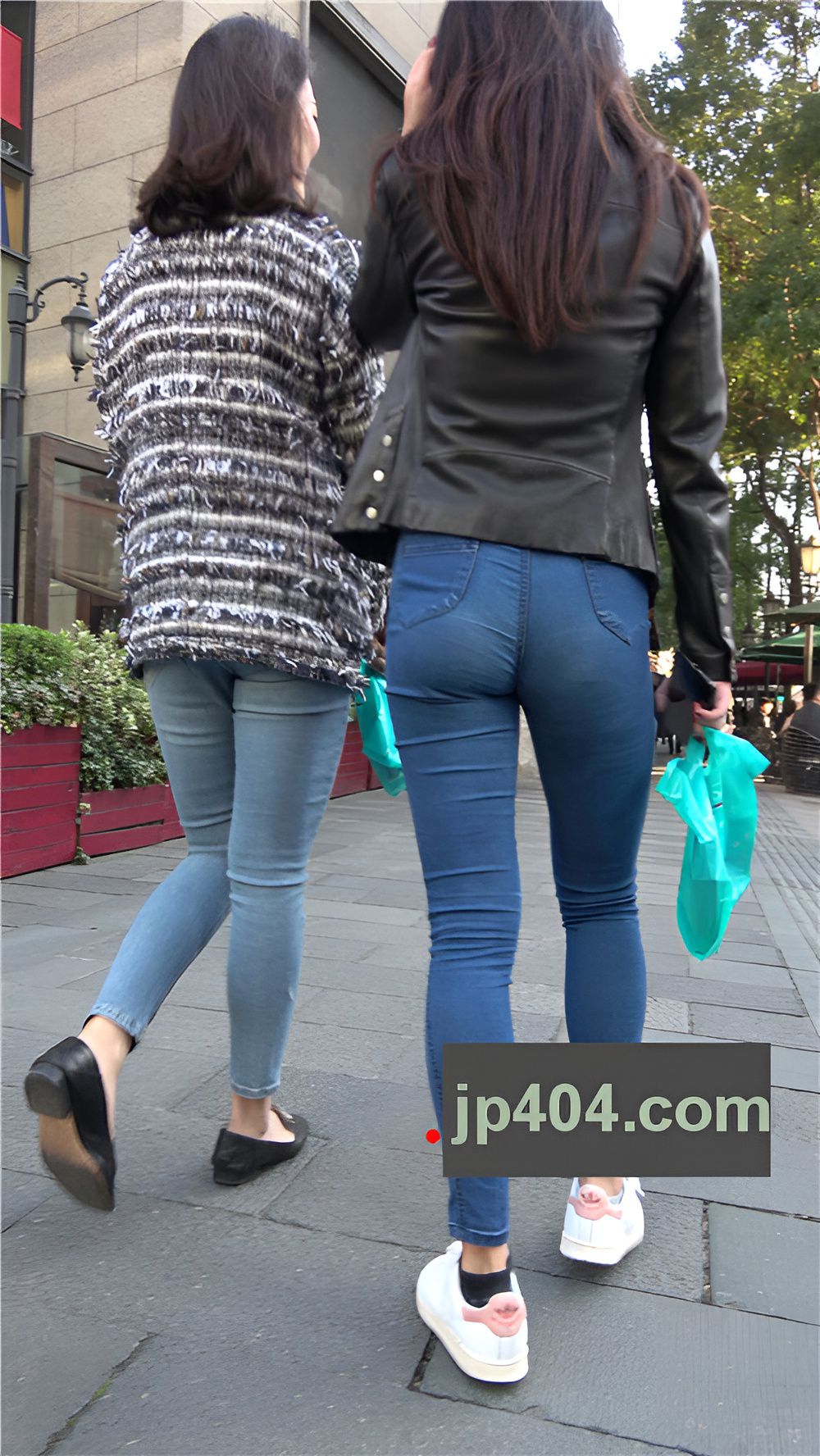 街拍长腿紧身牛仔裤美女[1.65G/MP4]