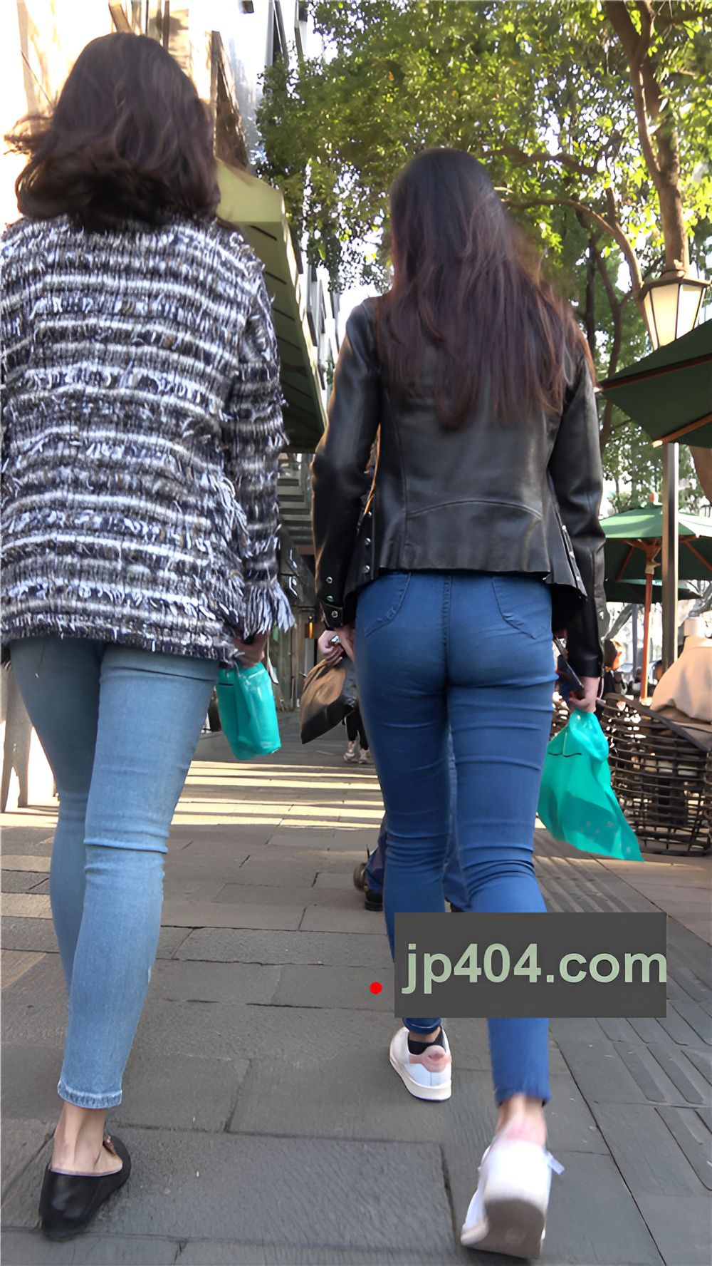街拍长腿紧身牛仔裤美女[1.65G/MP4]