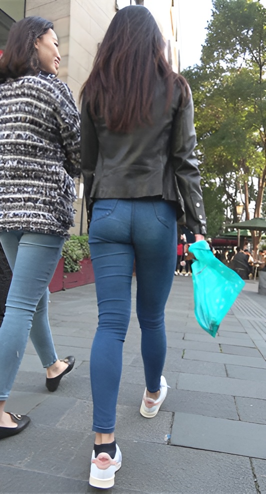 街拍长腿紧身牛仔裤美女[1.65G/MP4]