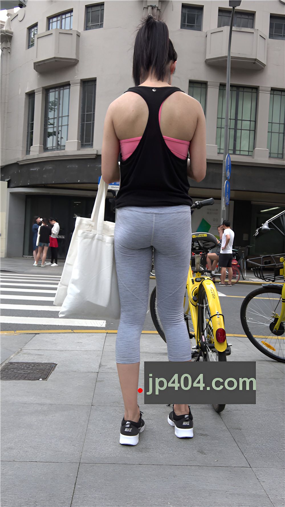 练瑜伽的紧身七分裤美女[1.57G/MP4]