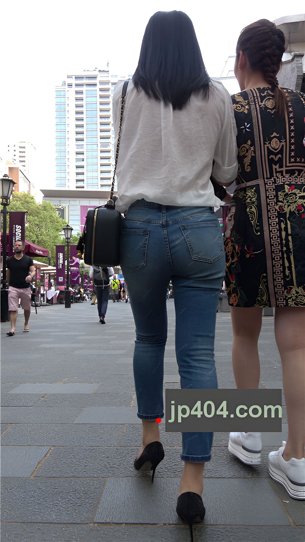 紧身牛仔裤圆润美屯美女《一》[1.57G/MP4]