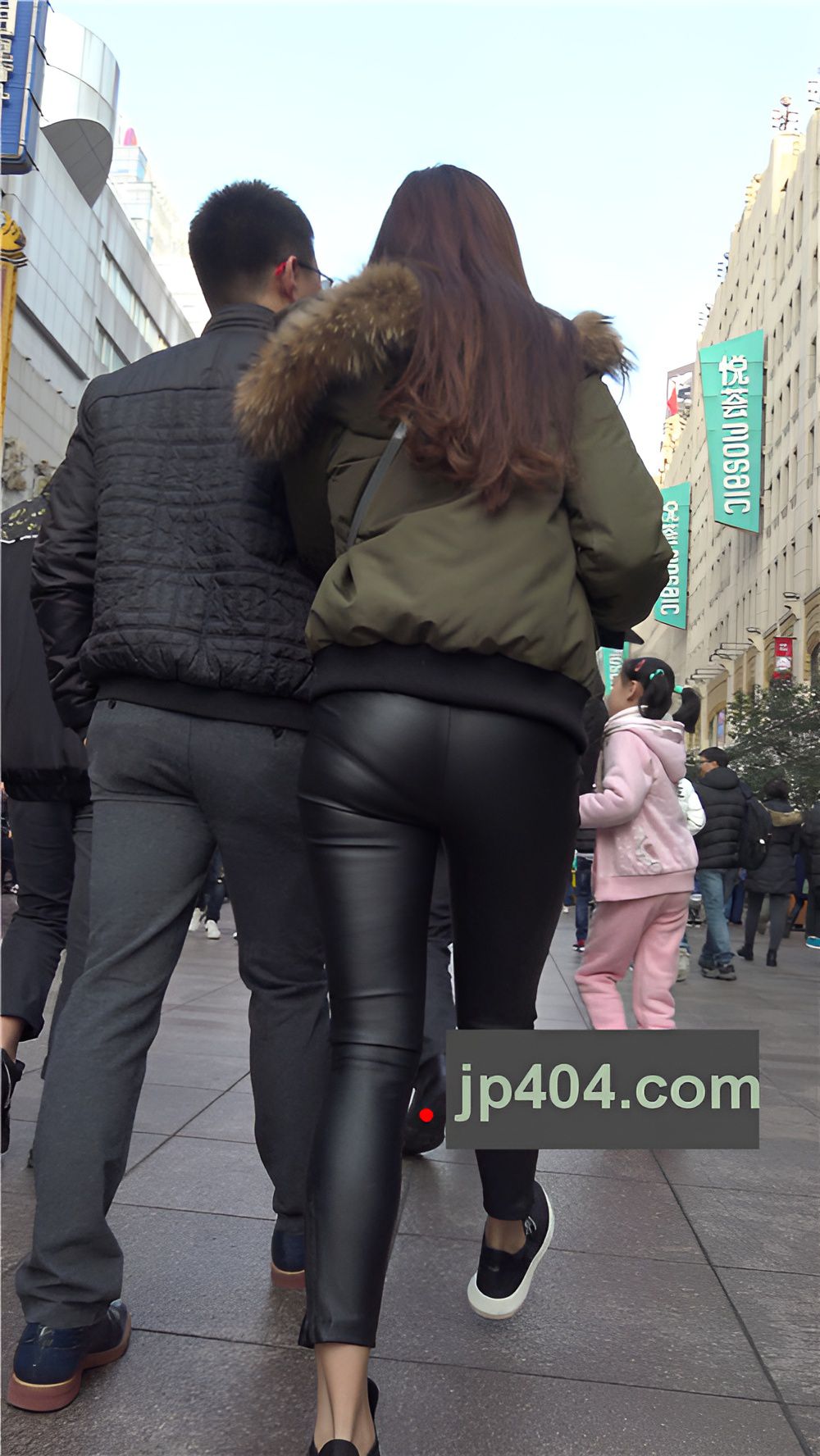 漂亮的超紧皮裤美女《二》[671M/MP4]