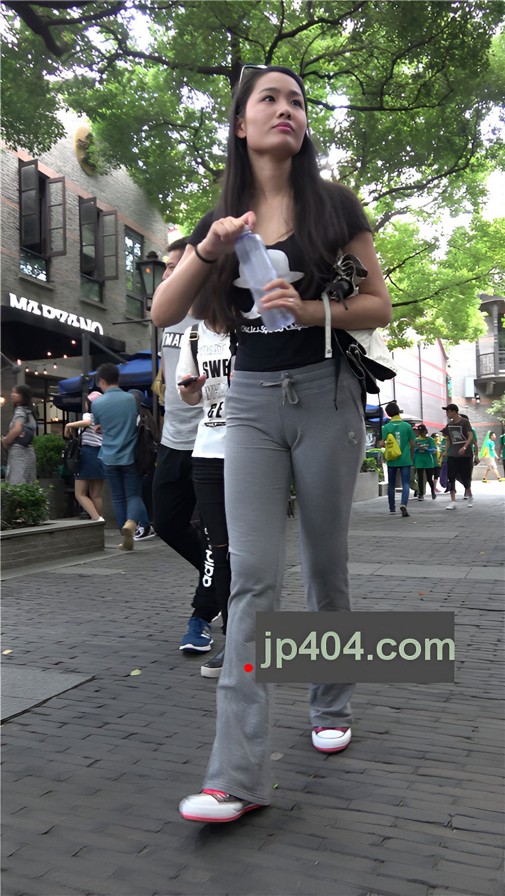 背着双肩包的灰色长裤美女《二》[1.03G/MP4]