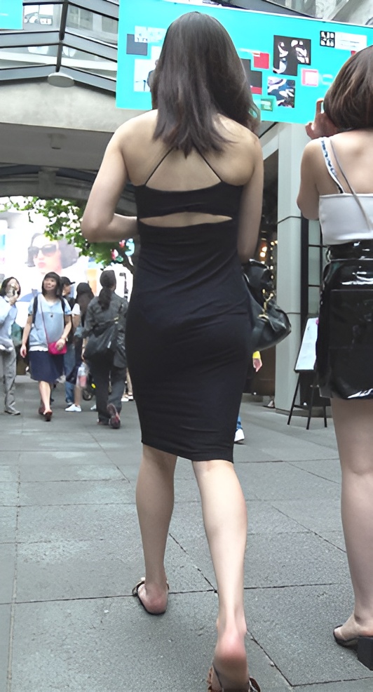 漂亮的黑裙吊带美女[853M/MP4]