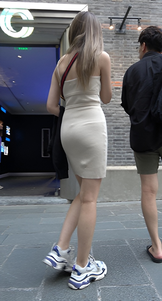 吊带连体包臀裙小姐姐[2.16G/MP4]