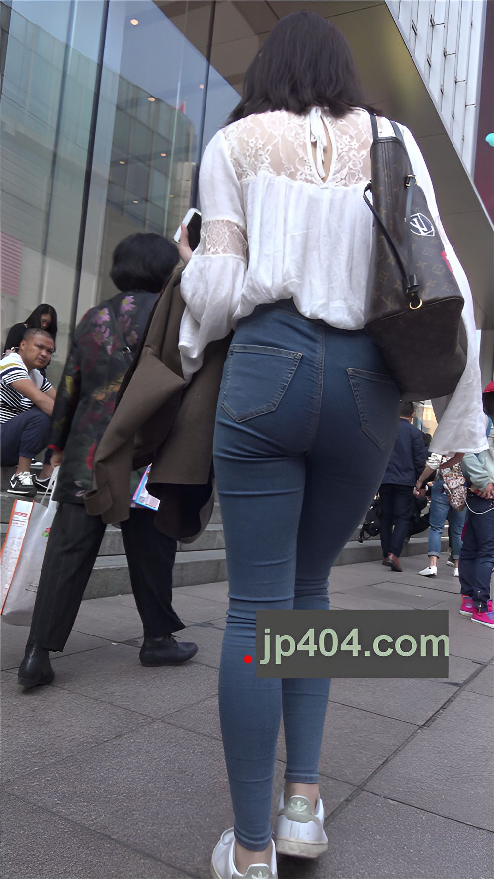 极品牛仔紧身裤美女《一》[2.08G/MP4]