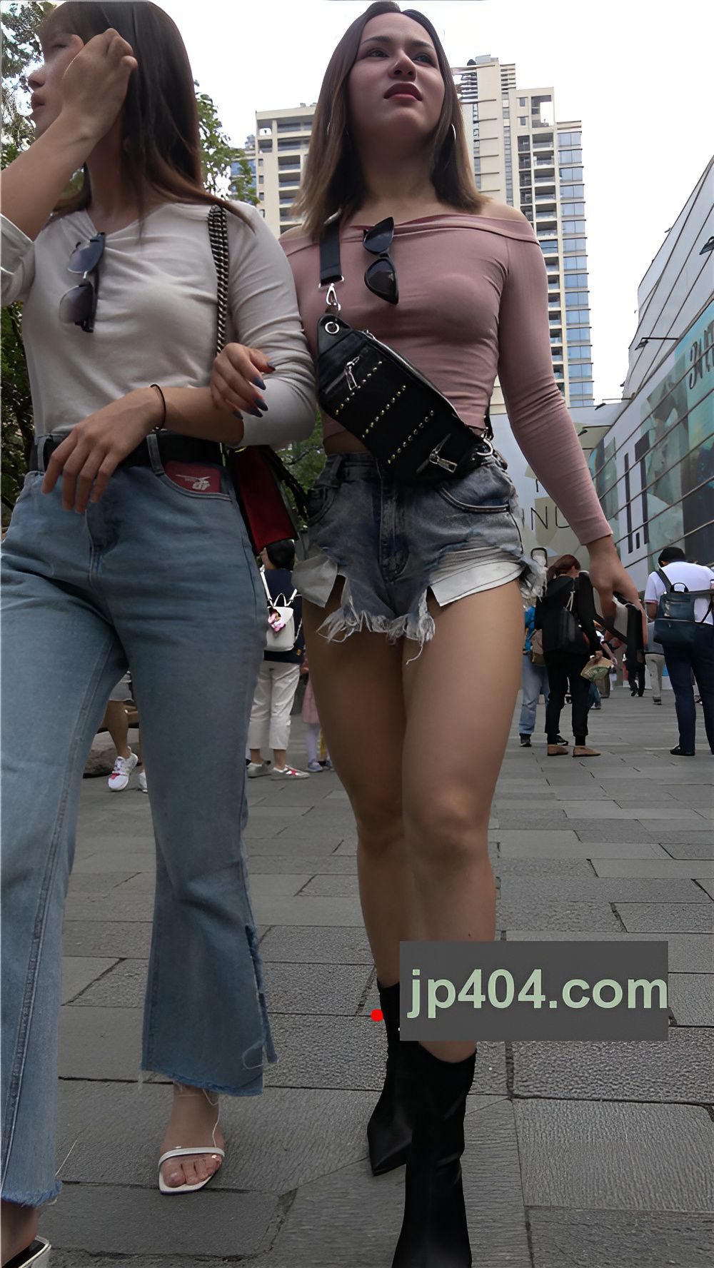 毛边牛仔热裤小姐姐[1.95G/MP4]