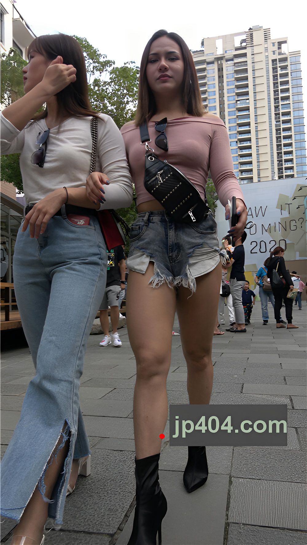 毛边牛仔热裤小姐姐[1.95G/MP4]