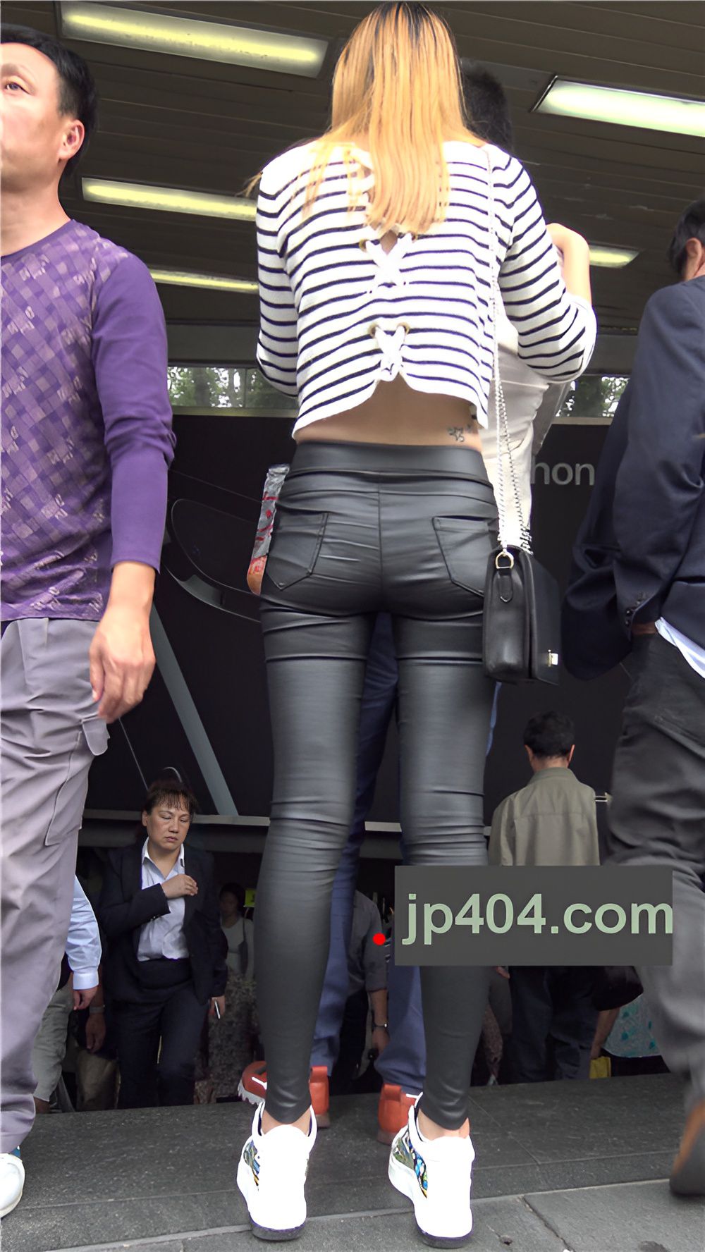 长腿皮裤黄发妹子[2.47G/MP4]