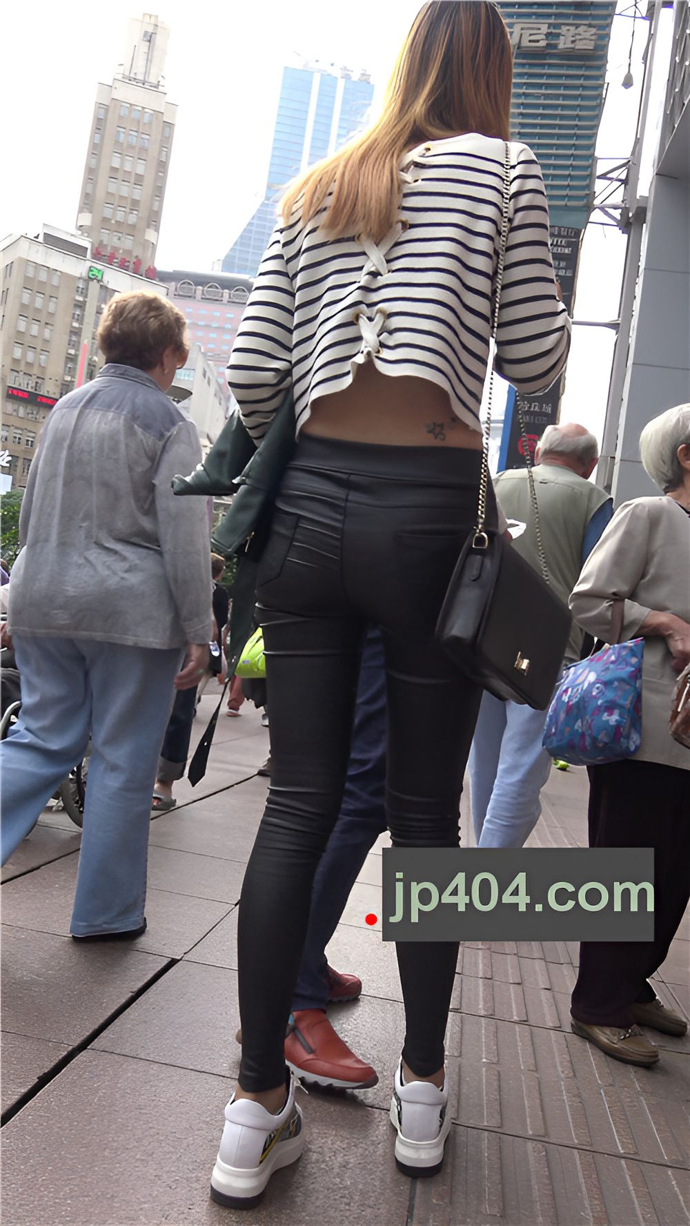 长腿皮裤黄发妹子[2.47G/MP4]