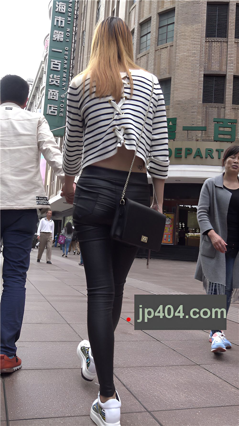 长腿皮裤黄发妹子[2.47G/MP4]