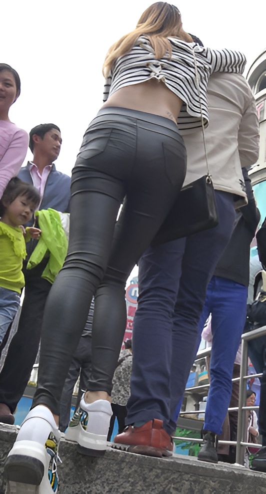 长腿皮裤黄发妹子[2.47G/MP4]