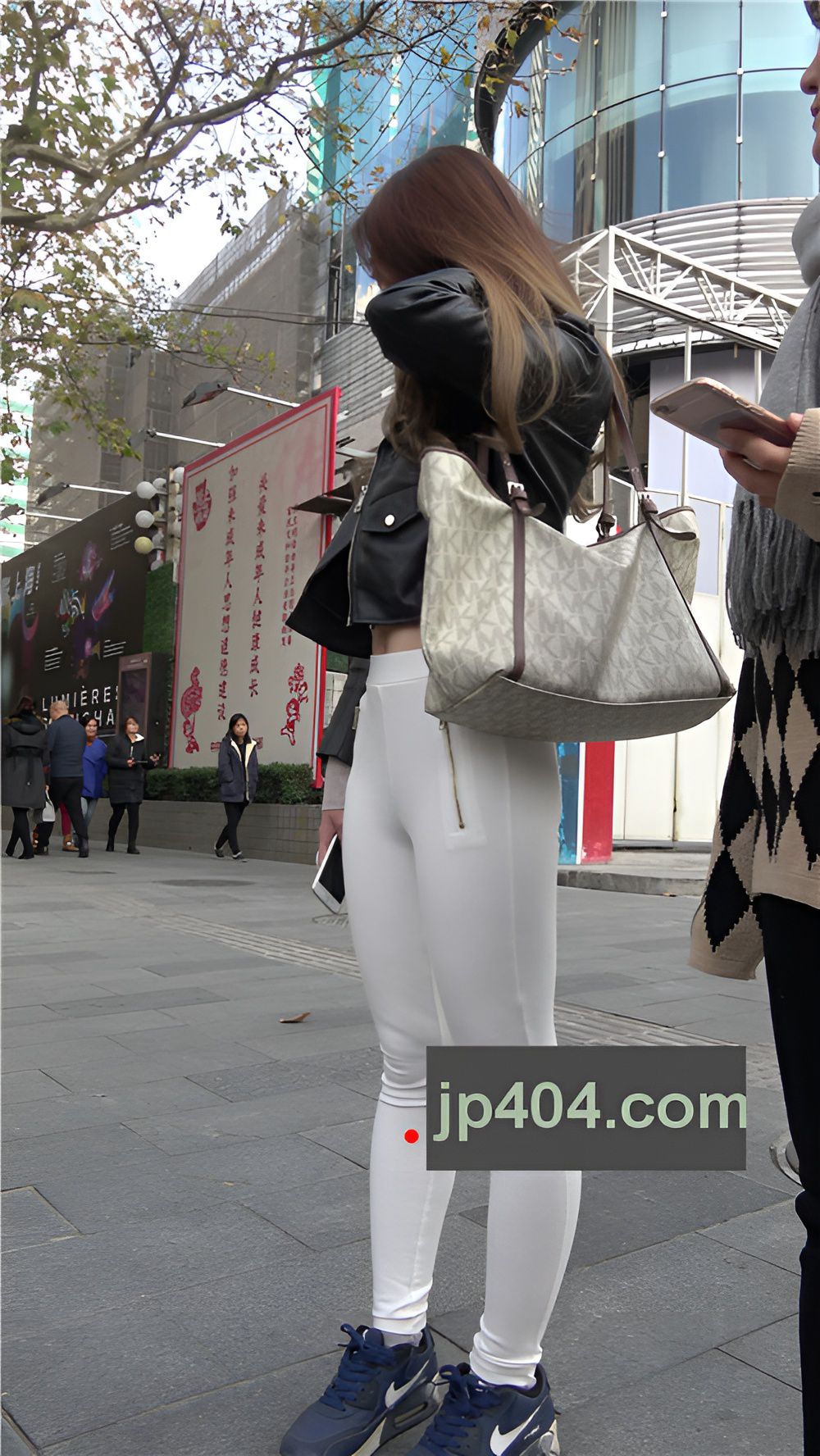 极品白裤紧身饱满美眉《一》[1.79G/MP4]