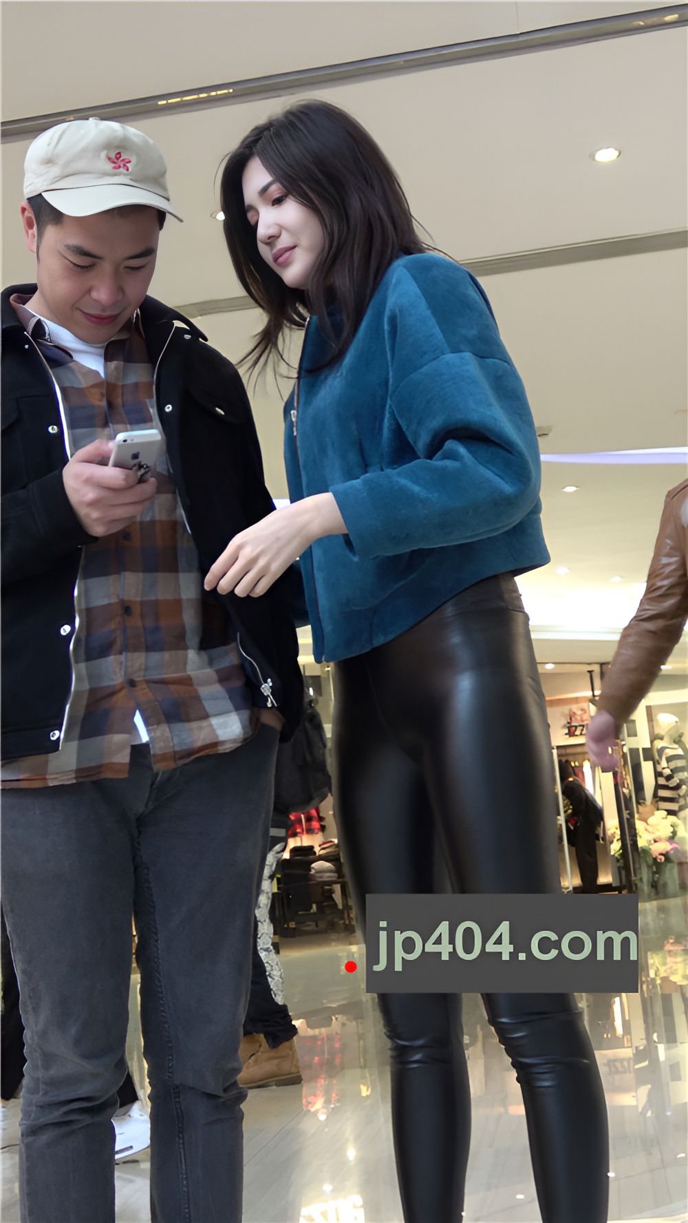 漂亮的黑色紧身皮裤美女《二》 [1.98G/MP4]