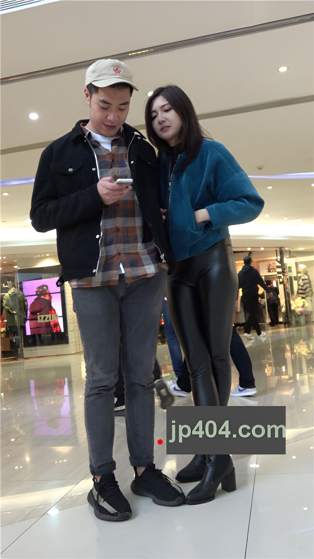 漂亮的黑色紧身皮裤美女《二》 [1.98G/MP4]