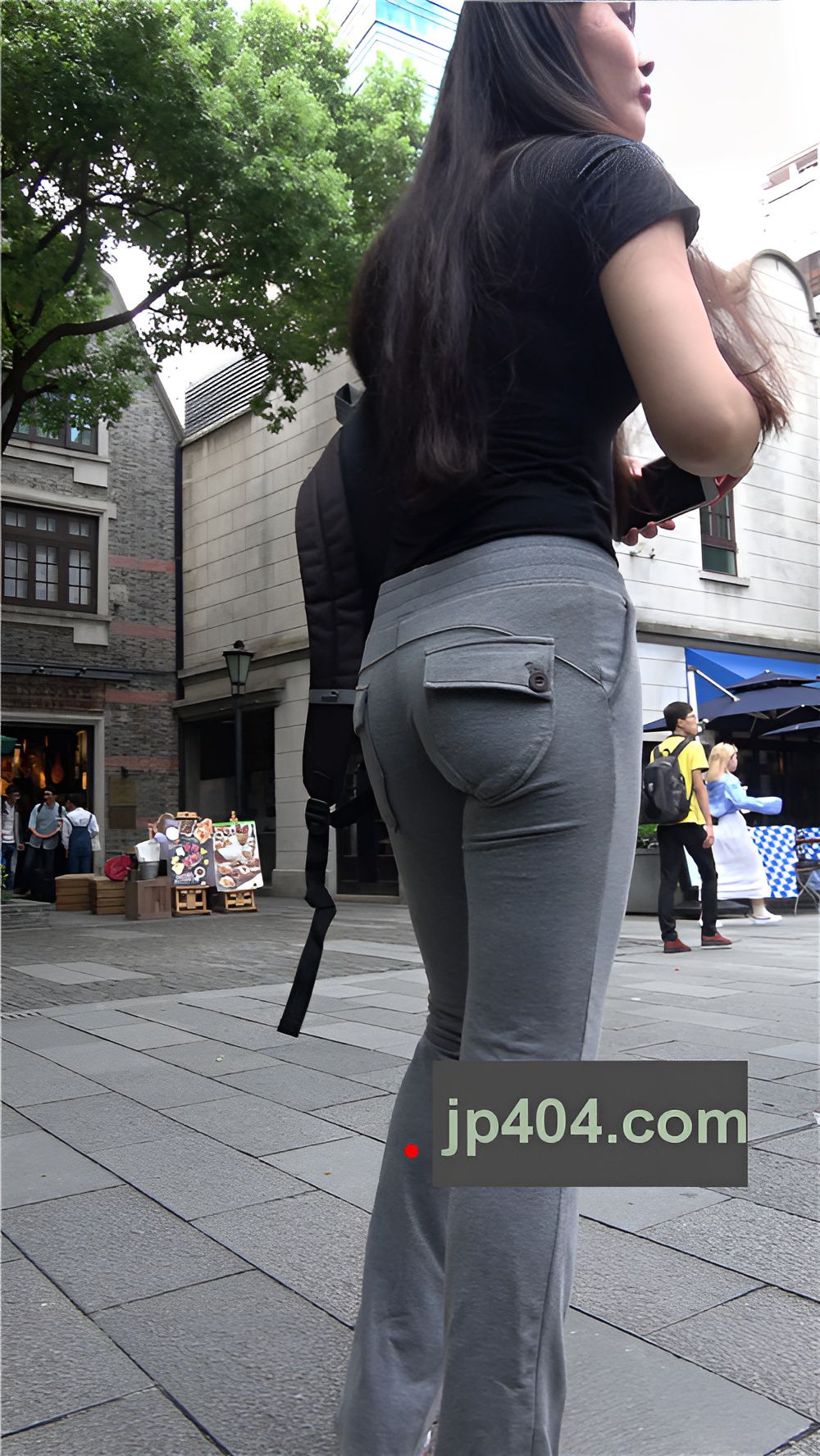 背着双肩包的灰色长裤美女《一》[1.8G/MP4]