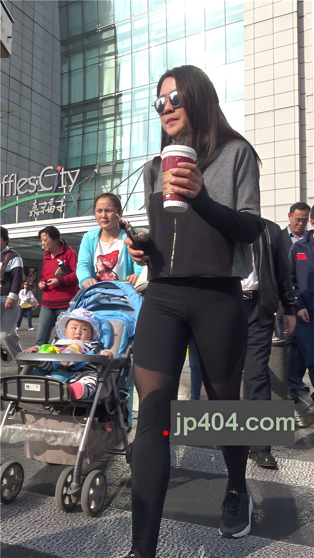 黑色紧身裤丰腴妹子[2.28G/MP4]