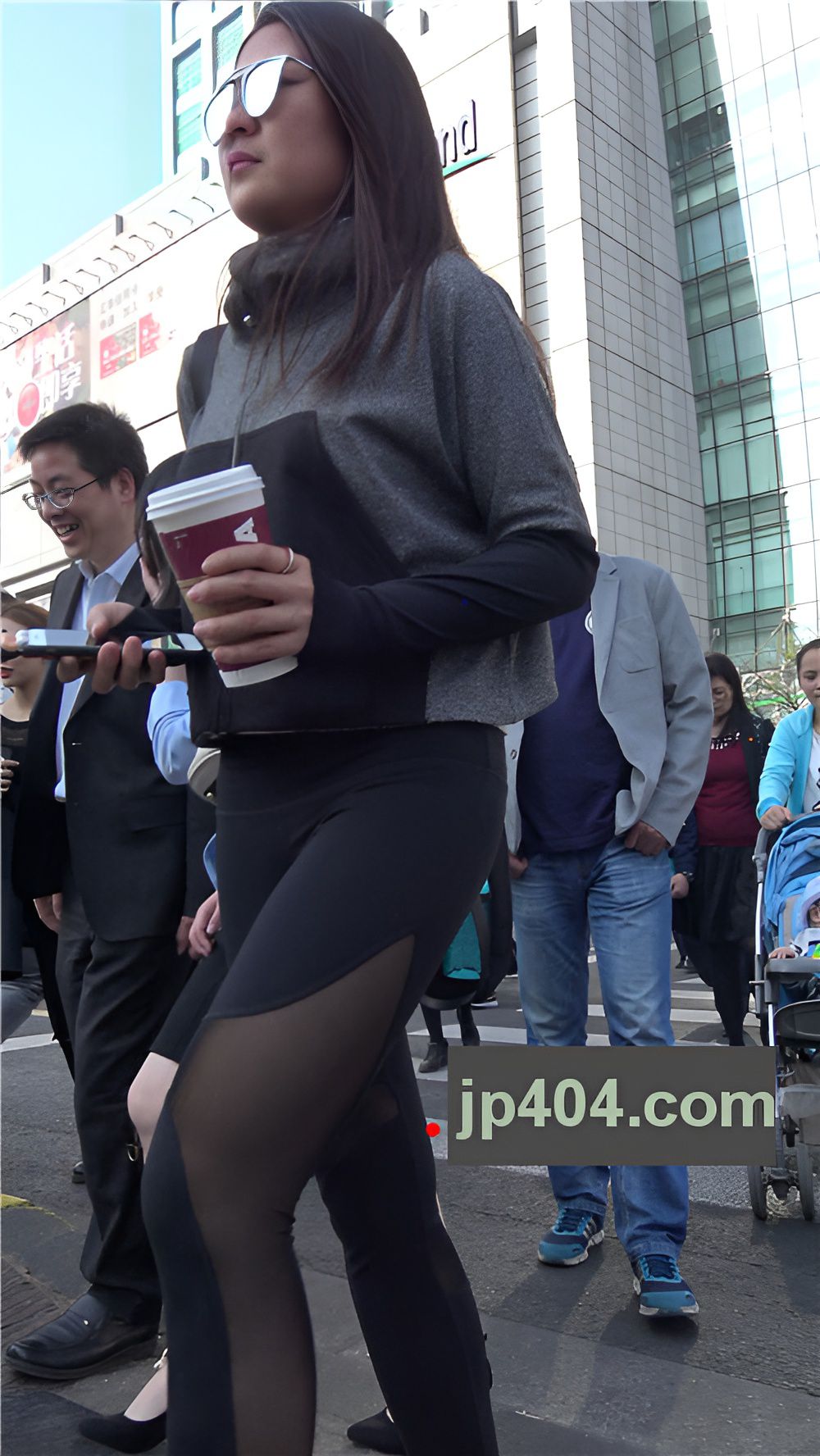 黑色紧身裤丰腴妹子[2.28G/MP4]