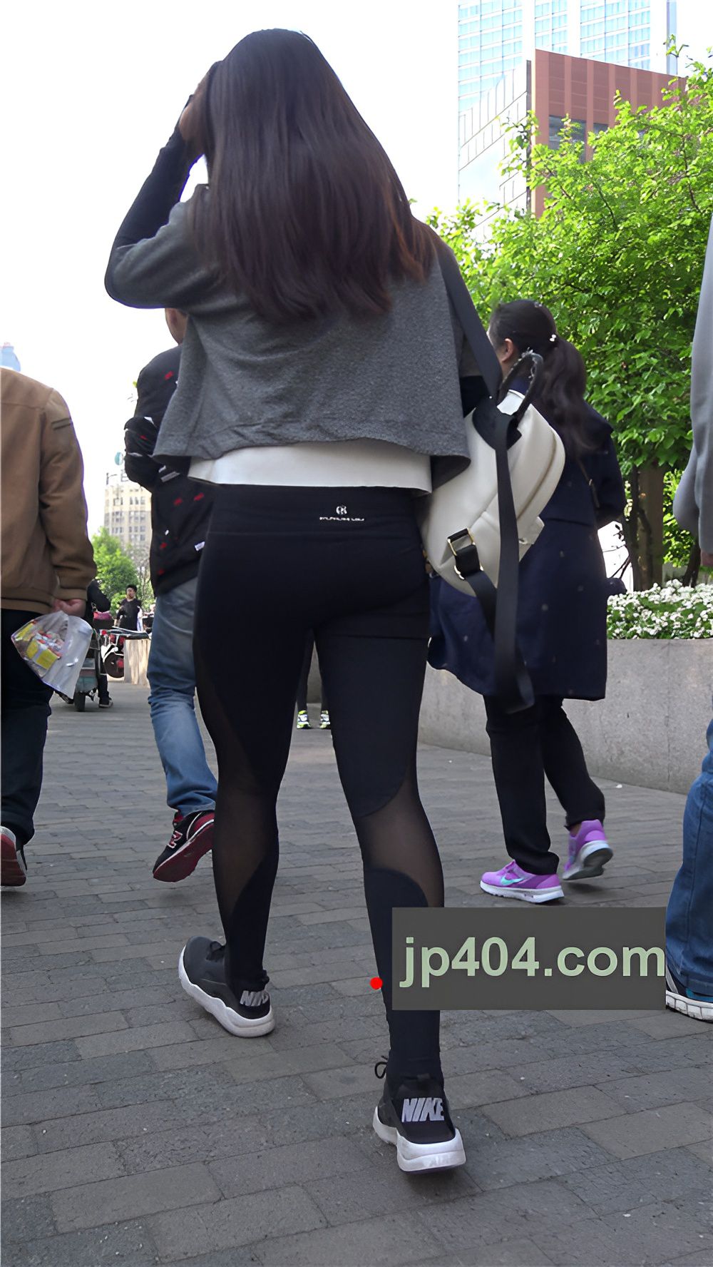 黑色紧身裤丰腴妹子[2.28G/MP4]