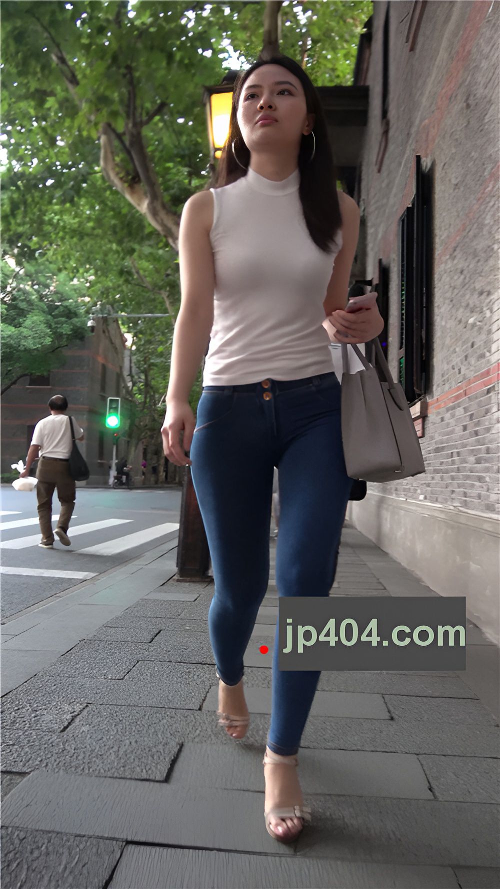 漂亮的白衣牛仔裤小姐姐[470M/MP4]