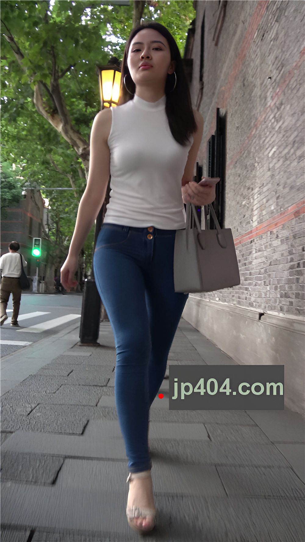 漂亮的白衣牛仔裤小姐姐[470M/MP4]