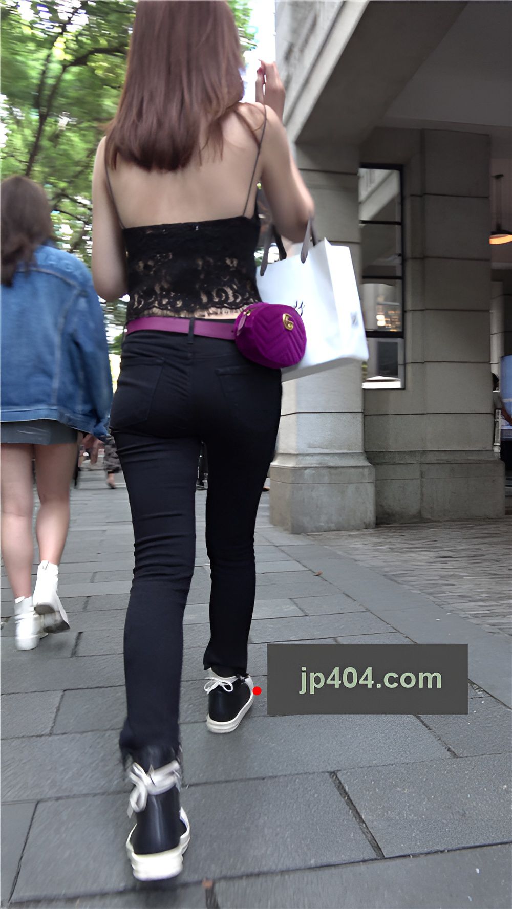 漂亮的吊带黑色紧身裤小姐姐[874M/MP4]